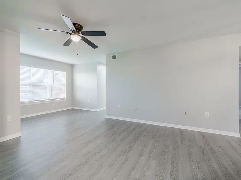 Royal Point Apartments — Photo 28