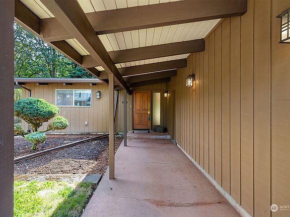 3rd image of 315 Island Aire Drive