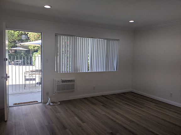 2nd image of 14024 Oxnard St APT 41