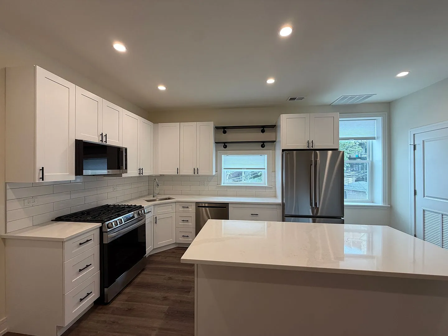916 W. Belmont — Photo 4
