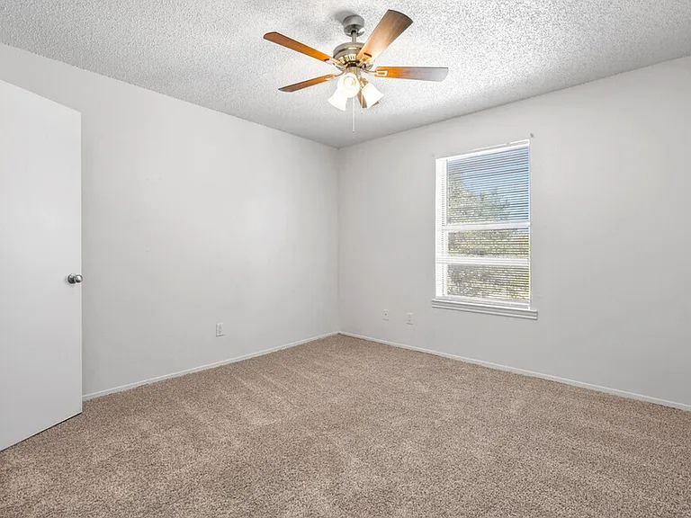 5321 S Loop 289 — Photo 11