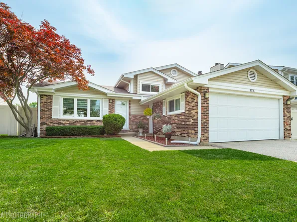 1018 E Meadow Lake Dr, Palatine, IL 60074