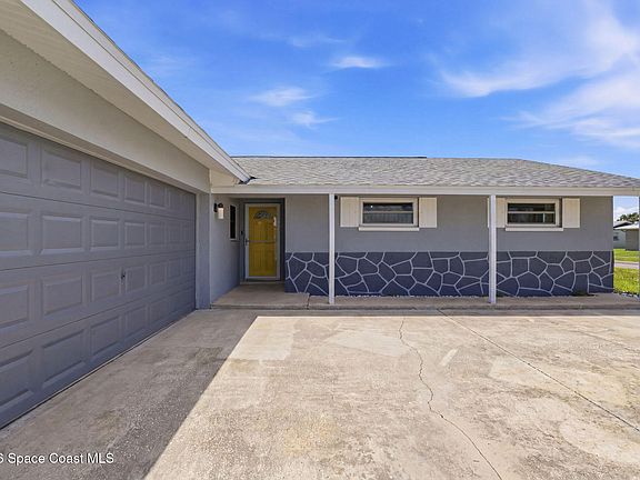 3rd image of 591 Sacre Coeur Dr