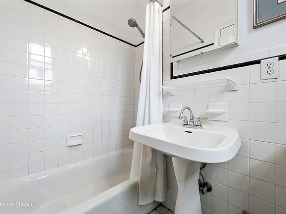 4th image of 317 W 87th St APT 6D
