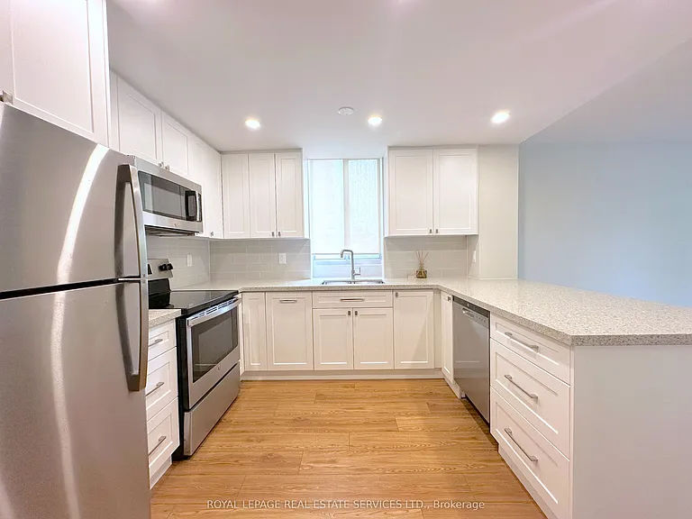 165 La Rose Ave #301 — Photo 3