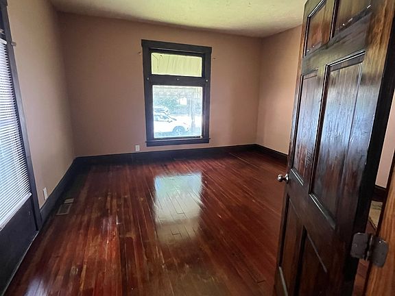 3rd image of 608 W Spring St