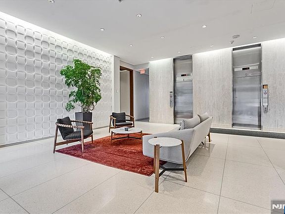 4th image of 6050 E Kennedy Boulevard