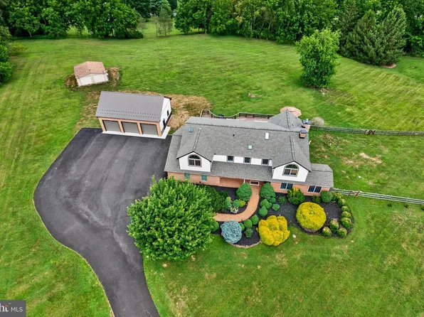 24 Lehmann Dr, Douglassville, PA 19518