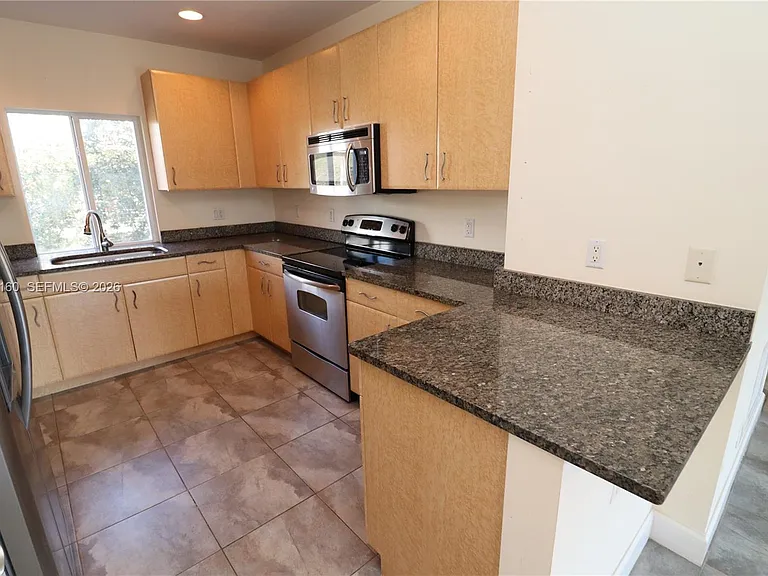 609 NE 28th St #1 — Photo 30