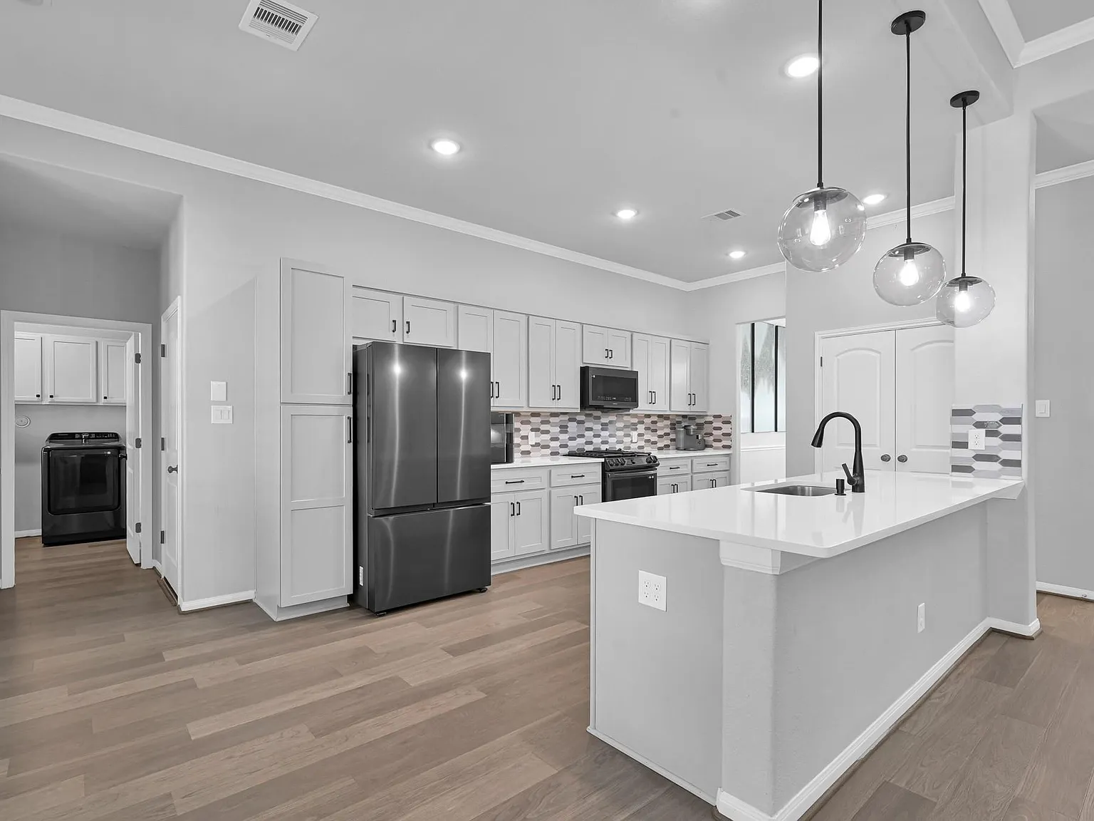 4 bed, 2.5 bath, 2276 sqft, $2,700 — Photo 2