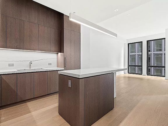 5th image of 77 Charlton St #N5g