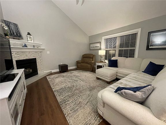 2nd image of 2855 Alexandra Dr