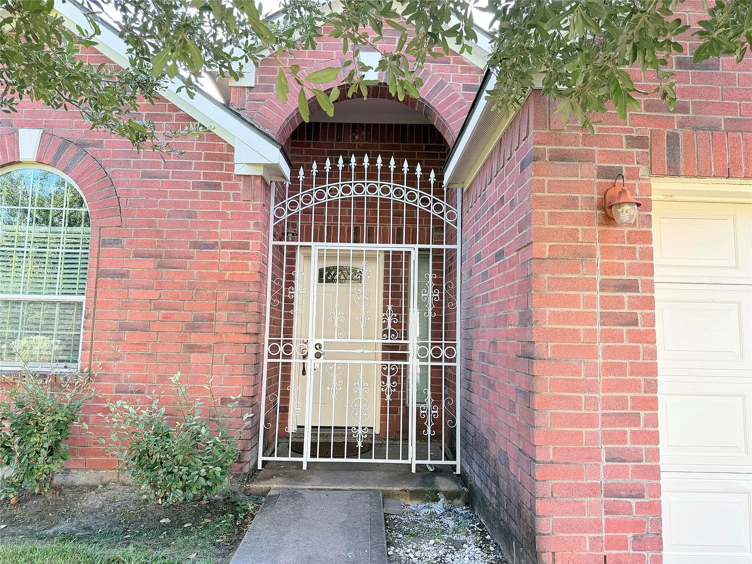 3 bed, 2.0 bath, 1836 sqft, $1,900 — Photo 1