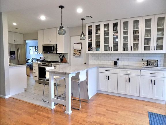 4th image of 1592 Ross Ave