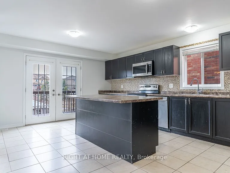 1373 Hunter St — Photo 13