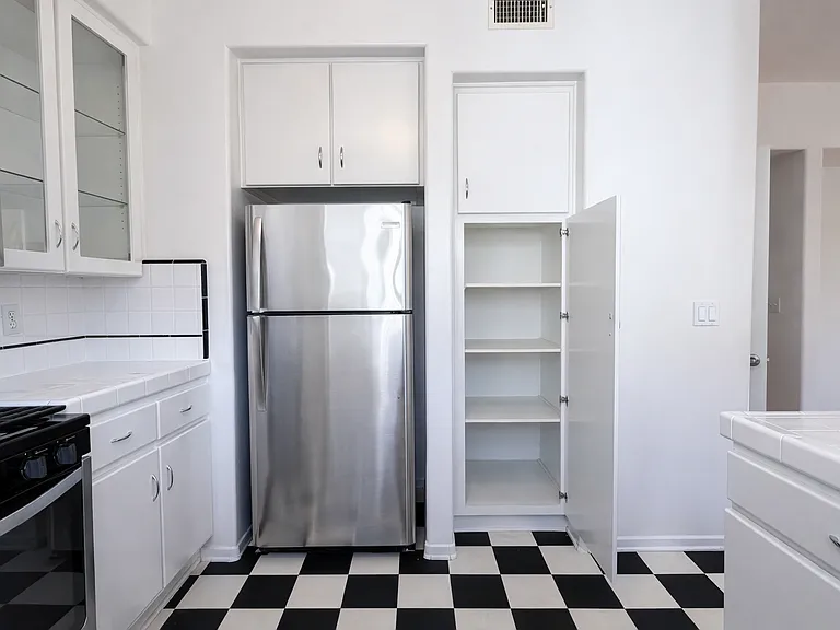 127-133 S Flores St #D2 — Photo 8