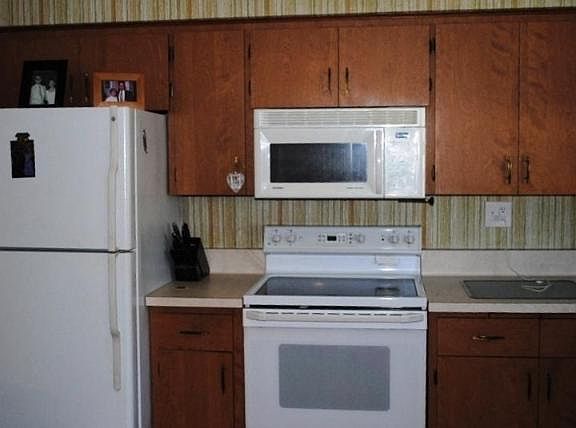 4th image of 9720 W Manitoba St