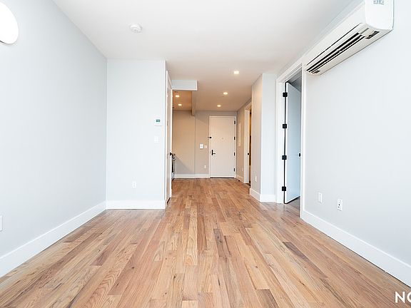 5th image of 31-61 Vernon Blvd #4Z
