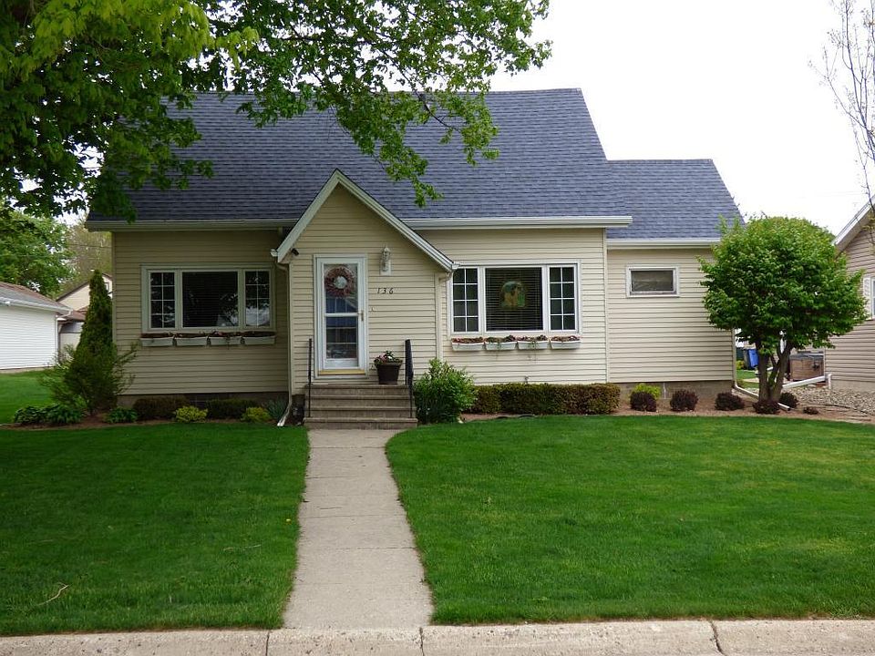 1st image of 136 3rd St SW