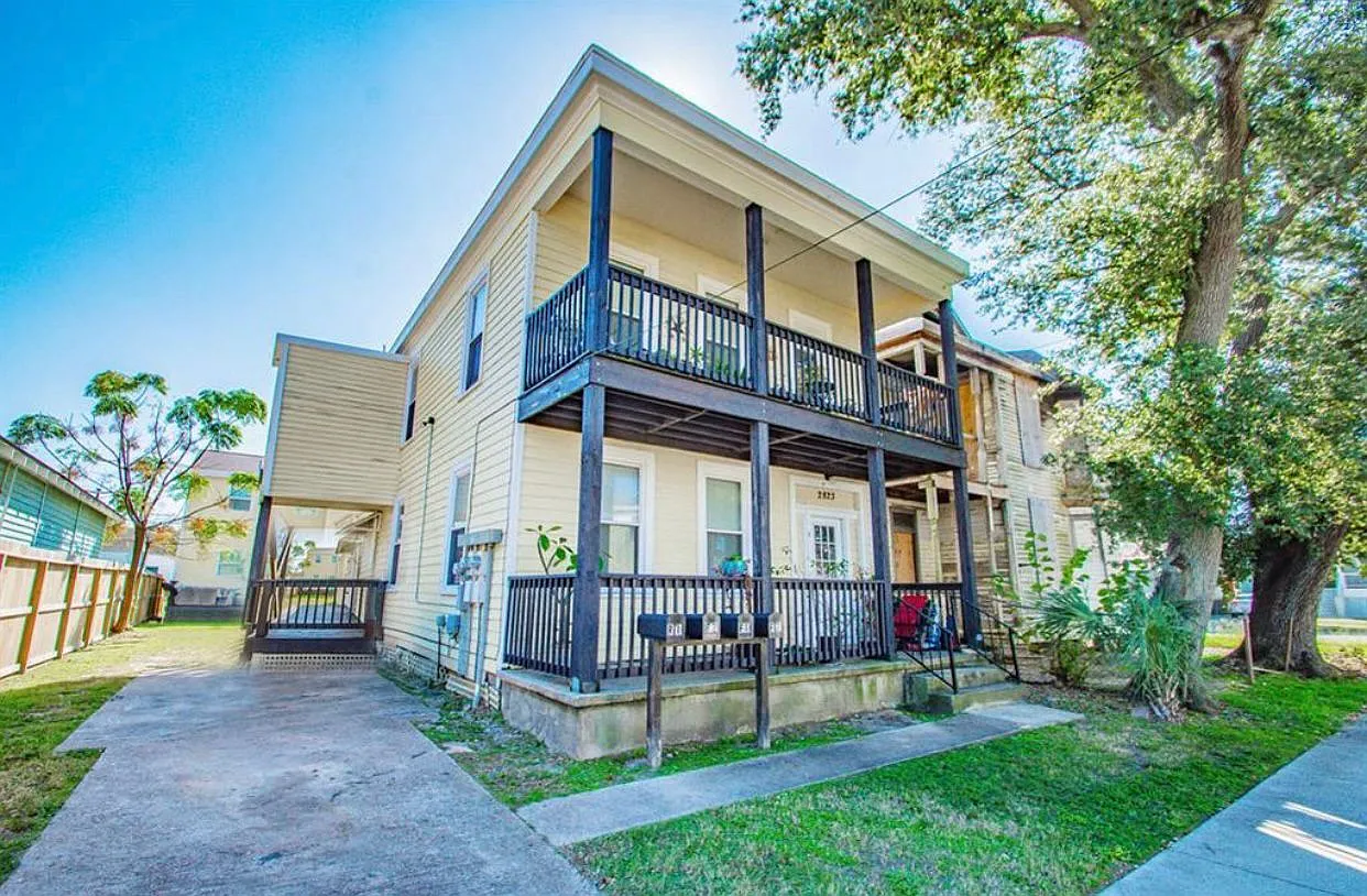 Galveston 4-plex Ave K — Photo 1