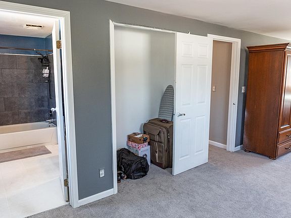 4th image of 22582 Albion Ave