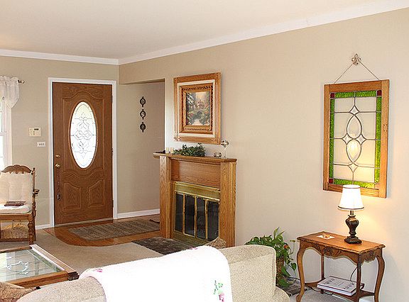5th image of 643 Burgundy Ct Unit A