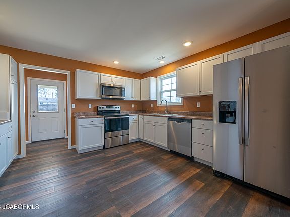 4th image of 202 W Chestnut St