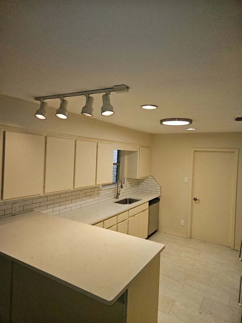611 613 Kings Mountain — Photo 4