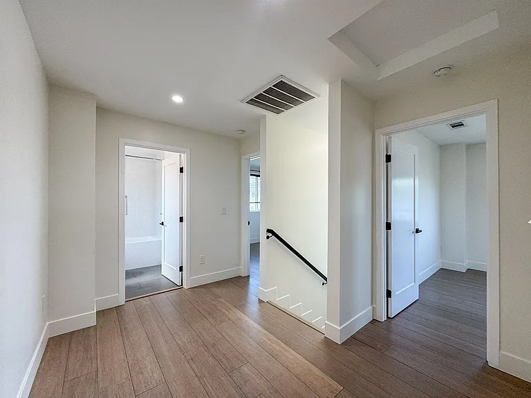 1208 N Alexandria Ave — Photo 10