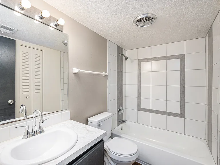 Blue Springs Apartments — Photo 14