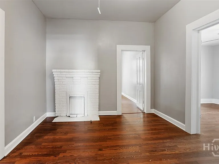 1023 W 37th St — Photo 11