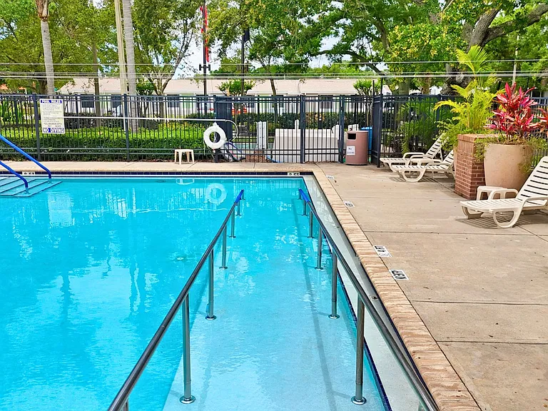 Palm Lake Village Apartments — Photo 6