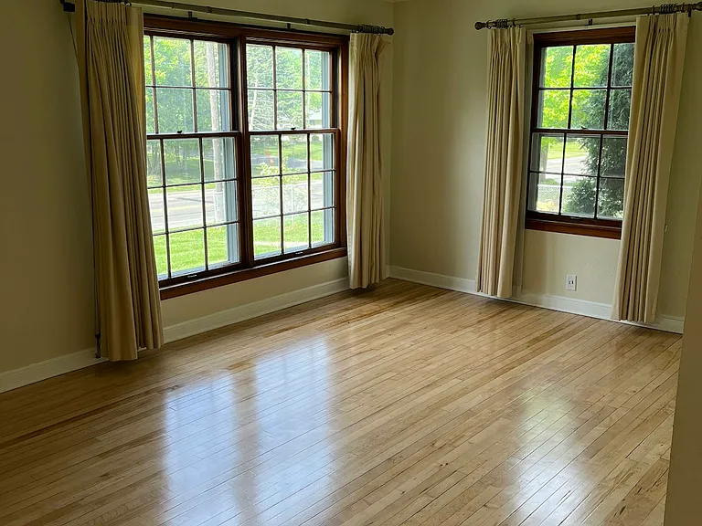 86 Roselawn Ave E #1 — Photo 2