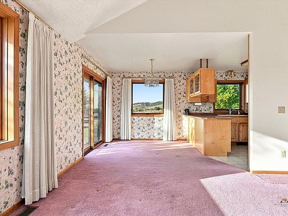 4th image of 905 Country Club Dr