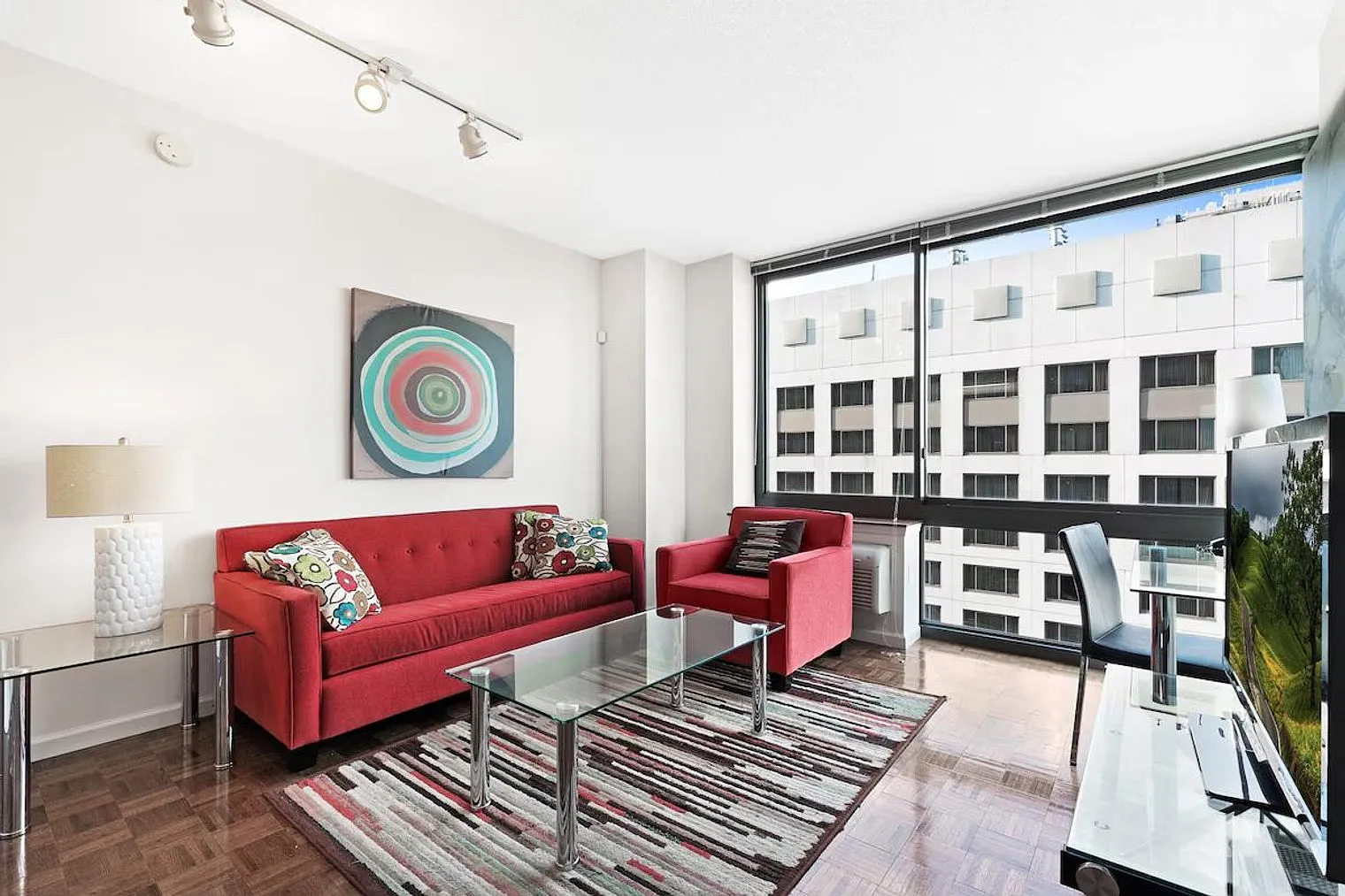 1 bed, 1.0 bath, 764 sqft, $7,050 — Photo 2