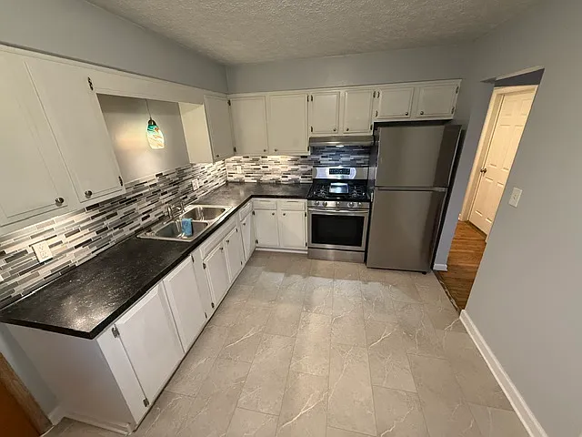 1120 Jason Ave — Photo 4