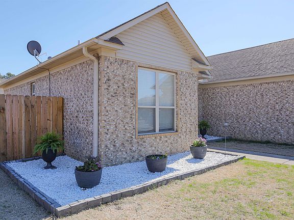 3rd image of 108 Hunter Cir