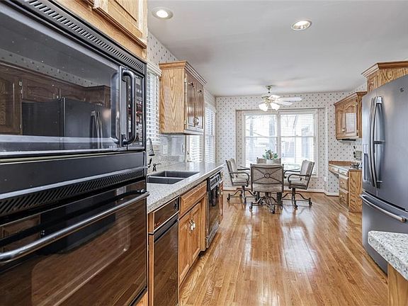 3rd image of 12712 Cambridge Ln