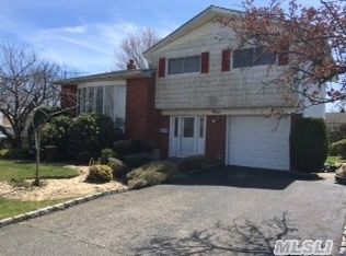 9 Lafayette Pl, Massapequa, NY 11758
