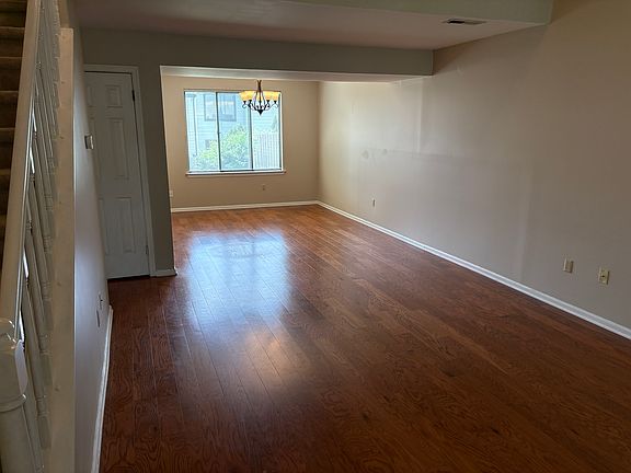 4th image of 323 Milford Ct