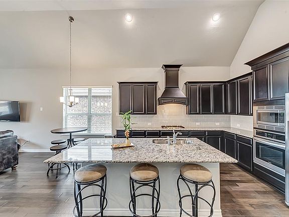 4th image of 905 Lake Sierra Way