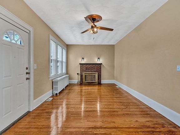 5th image of 1614 Syracuse Ave NW