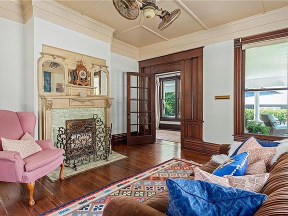 3rd image of 608 W Hunt St