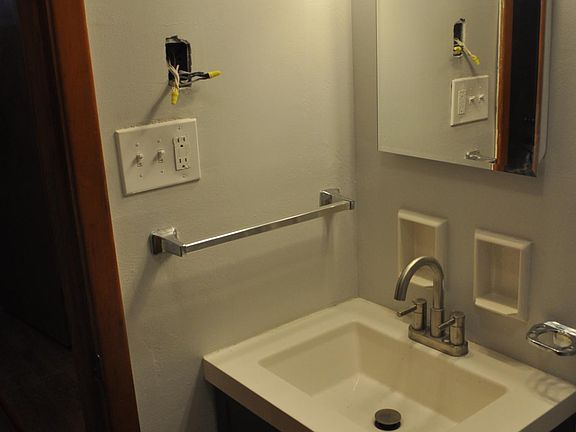 FULL BATH ROOM