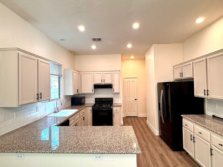 1529 Tillman Falls Ave — Photo 5