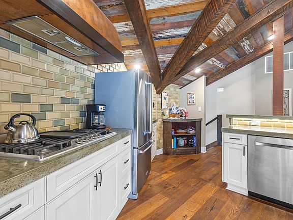5th image of 890 Windsor DRIVE #4