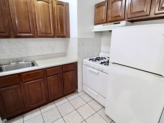 4th image of 6839 Myrtle Ave #3R