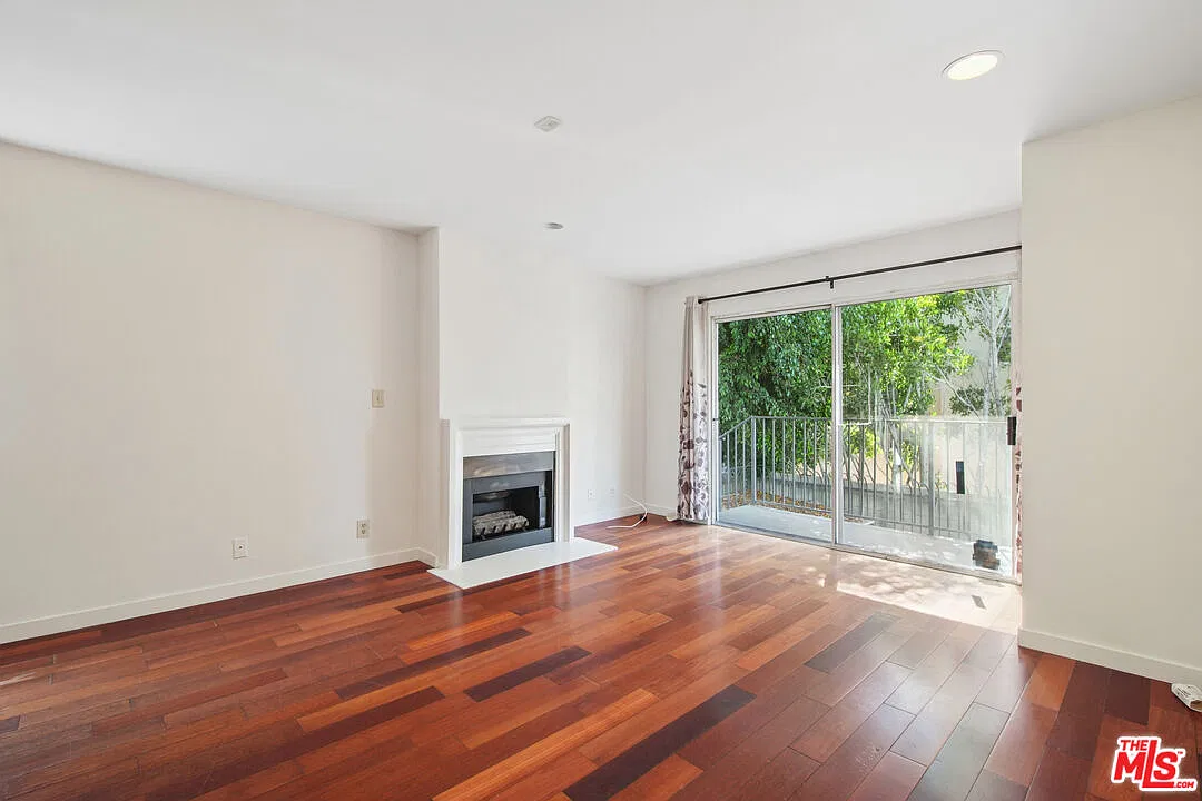 937 Wilcox Ave — Photo 2