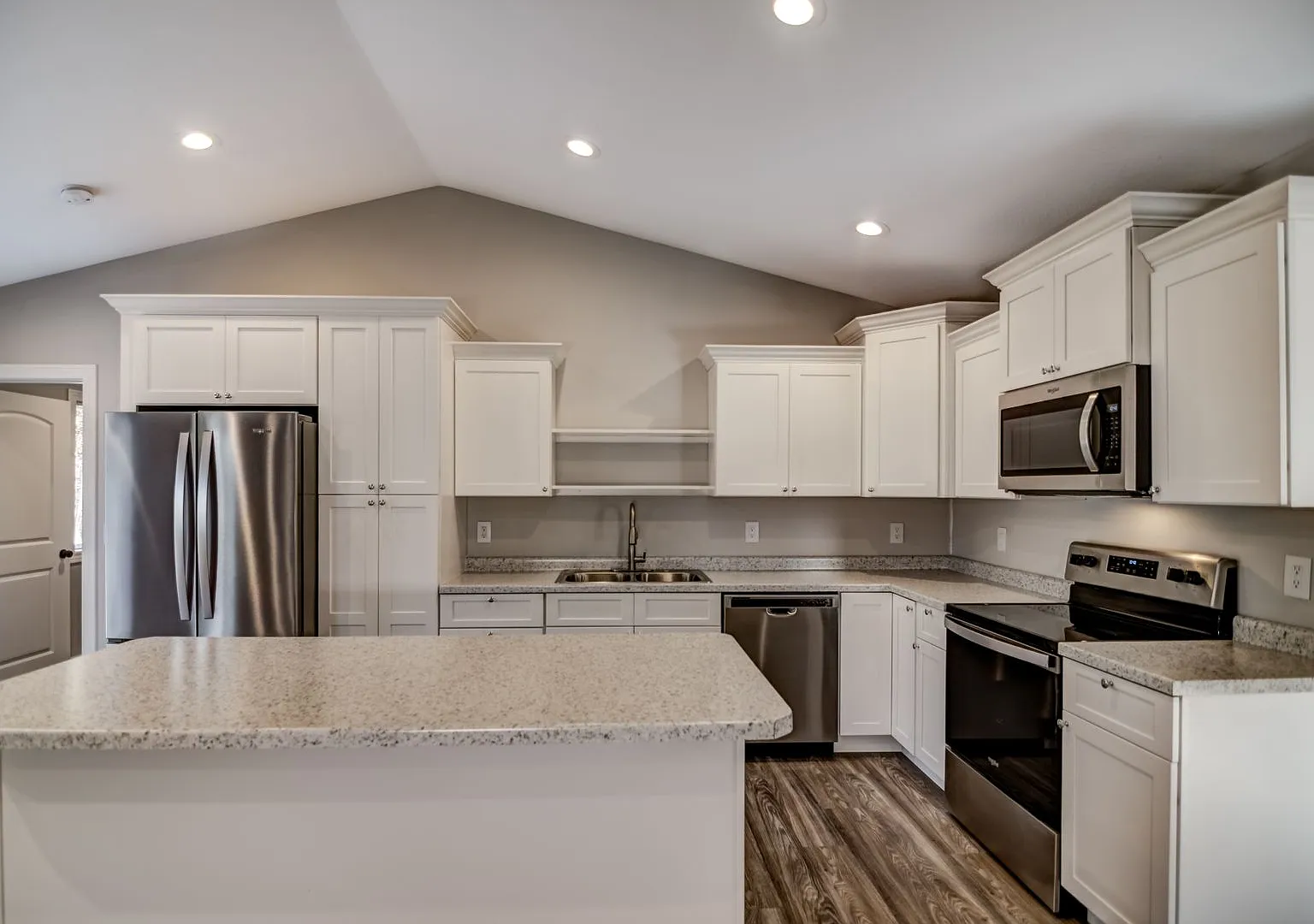 Like New 3 Bedroom Town Home — Photo 3