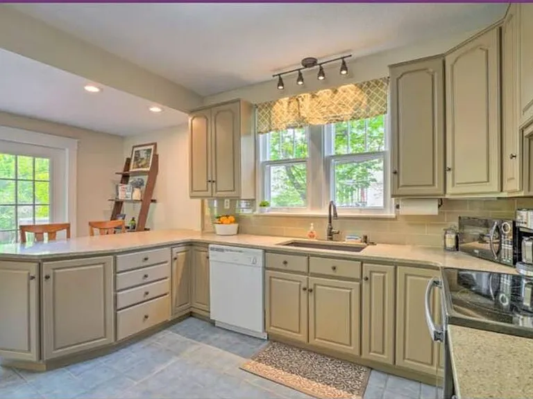 502 S George St — Photo 14